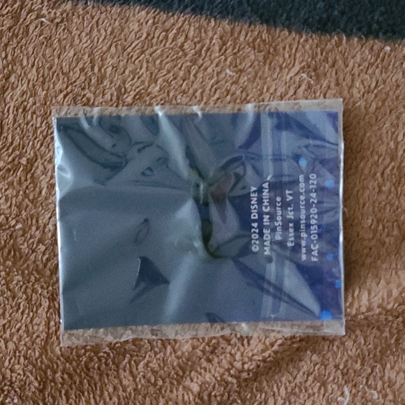 D23 Expo 2024 Gold Member Exclusive Pin - Picture 2 of 2